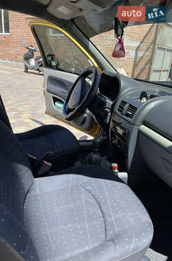 Хэтчбек Renault Clio 2002 в 