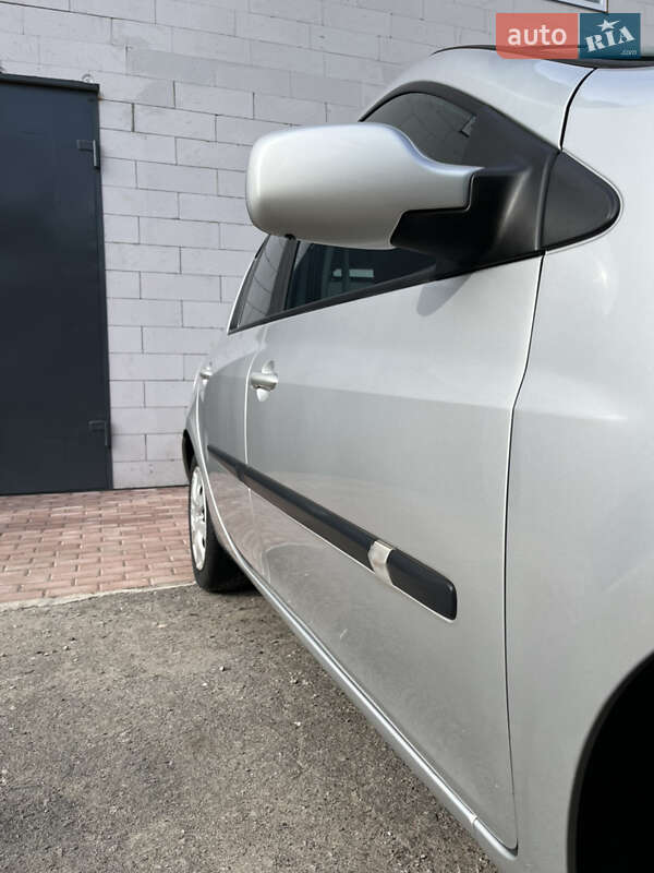 Хэтчбек Renault Clio 2006 в Хороле