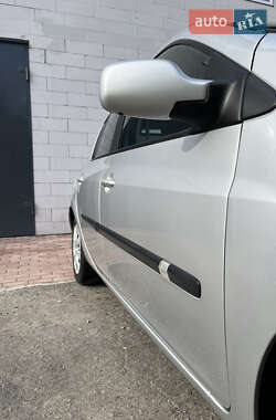Хэтчбек Renault Clio 2006 в 