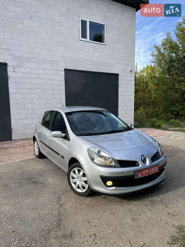 Хэтчбек Renault Clio 2006 в Хороле