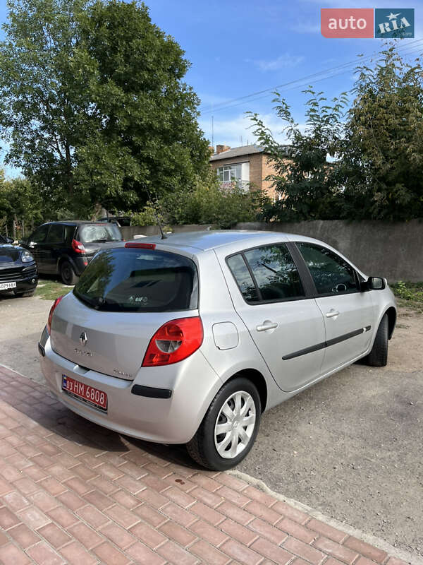 Хэтчбек Renault Clio 2006 в Хороле