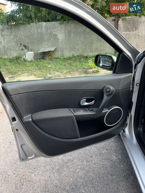 Хэтчбек Renault Clio 2006 в Хороле