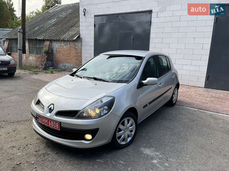 Хэтчбек Renault Clio 2006 в Хороле