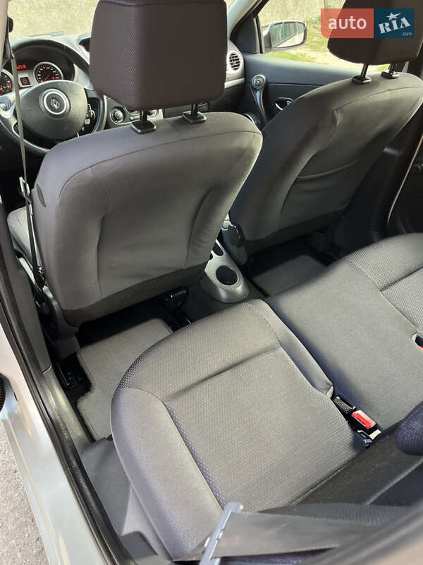 Хэтчбек Renault Clio 2006 в Хороле
