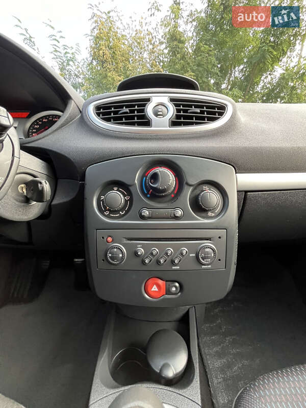 Хэтчбек Renault Clio 2006 в Хороле