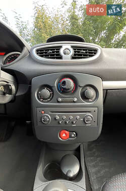 Хэтчбек Renault Clio 2006 в 