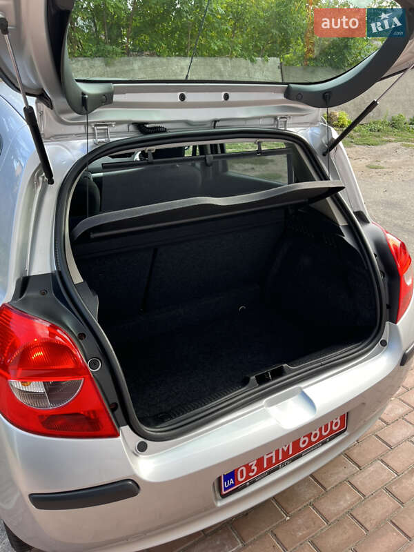 Хэтчбек Renault Clio 2006 в Хороле