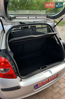 Хэтчбек Renault Clio 2006 в 
