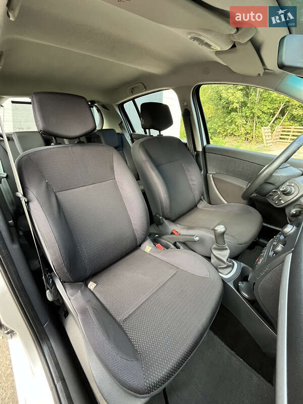 Хэтчбек Renault Clio 2006 в Хороле
