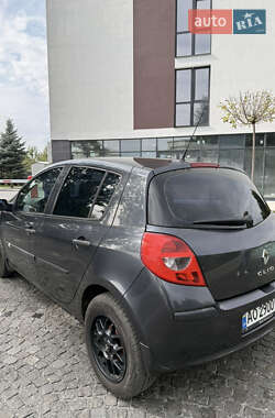 Хэтчбек Renault Clio 2006 в 
