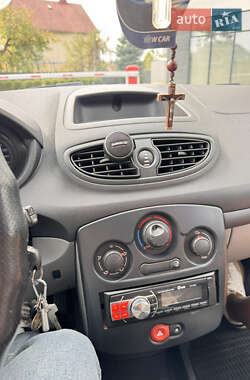 Хэтчбек Renault Clio 2006 в 