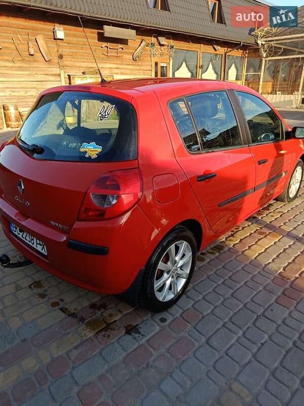 Хетчбек Renault Clio 2006 в 