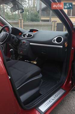 Хэтчбек Renault Clio 2006 в 