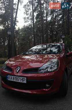 Хэтчбек Renault Clio 2006 в 
