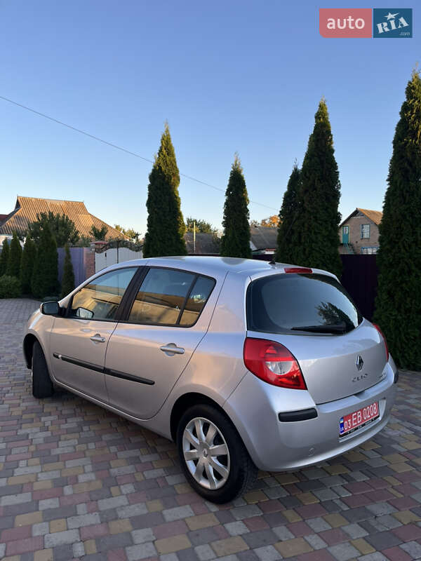 Хэтчбек Renault Clio 2006 в Хороле