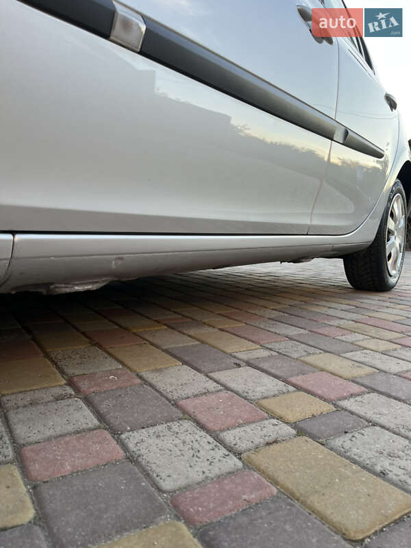Хэтчбек Renault Clio 2006 в Хороле