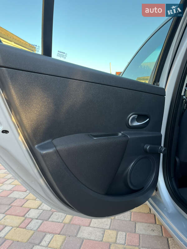 Хэтчбек Renault Clio 2006 в Хороле