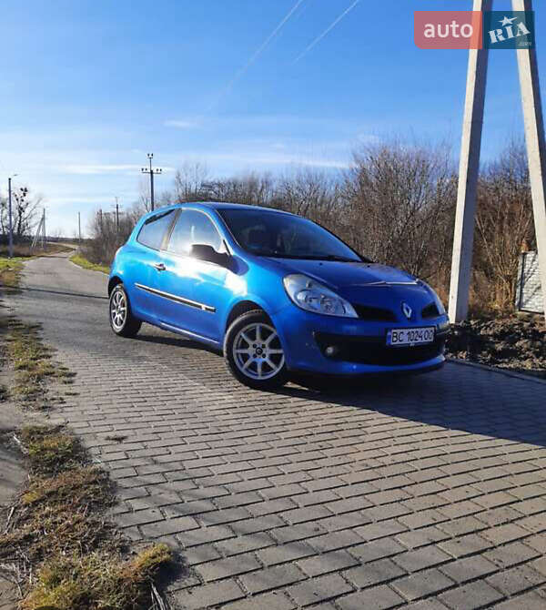 Хэтчбек Renault Clio 2005 в 