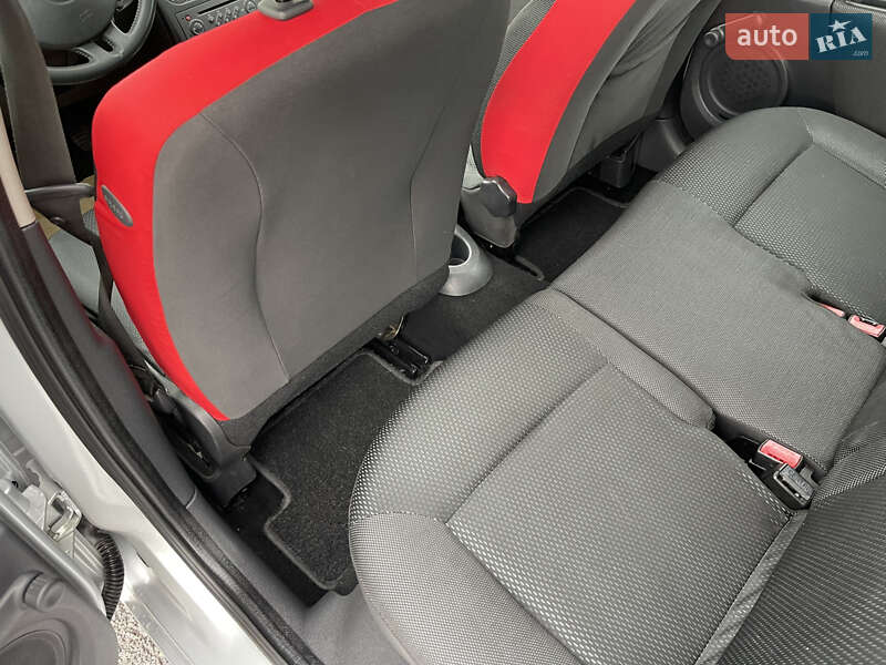 Хэтчбек Renault Clio 2007 в Киеве фото 18 Хэтчбек Renault Clio 2007 в Киеве