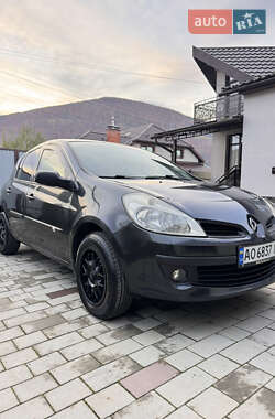 Хэтчбек Renault Clio 2006 в Сваляве