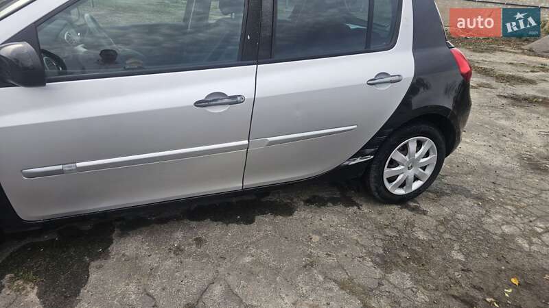 Хетчбек Renault Clio 2009 в Дерно