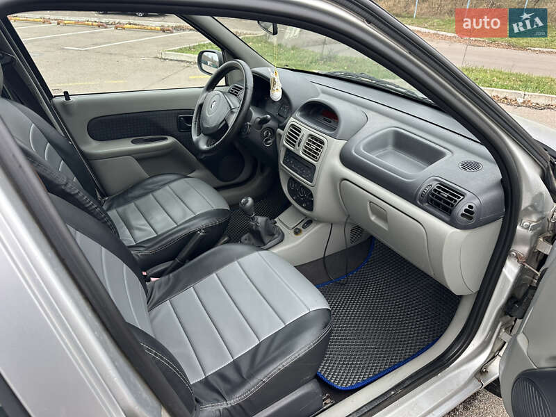 Седан Renault Clio 2006 в Києві