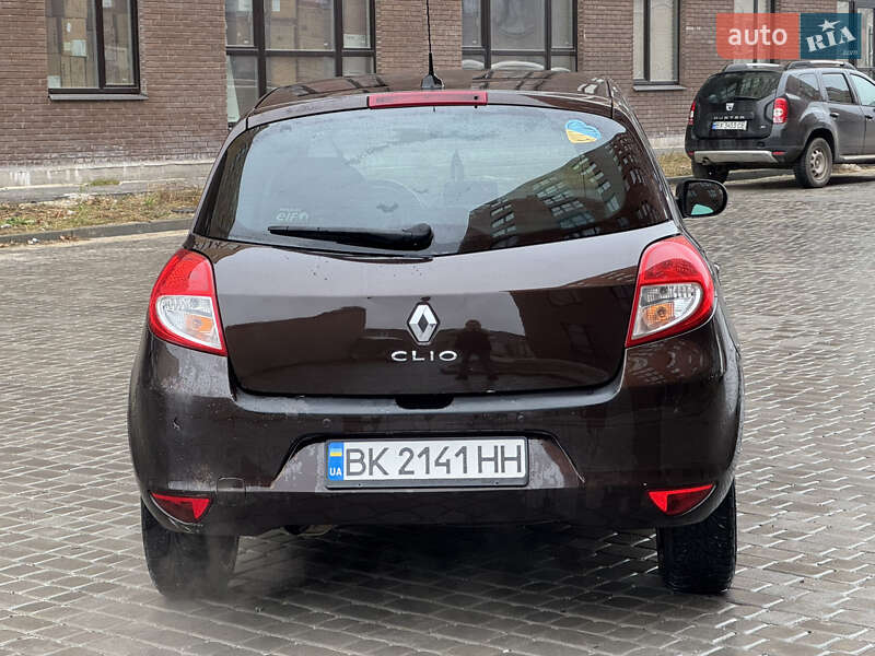 Хэтчбек Renault Clio 2011 в Нетешине фото 5 Хэтчбек Renault Clio 2011 в Нетешине