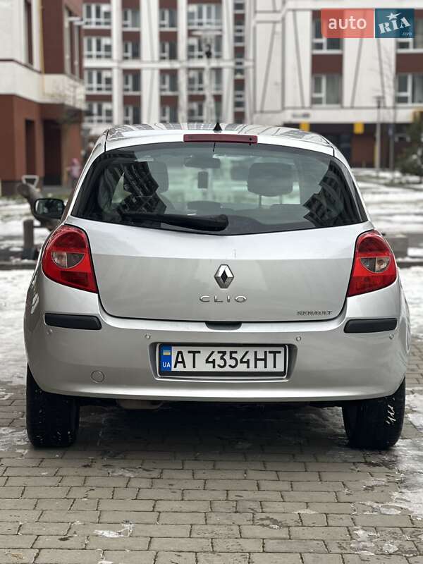 Хэтчбек Renault Clio 2006 в Коломые