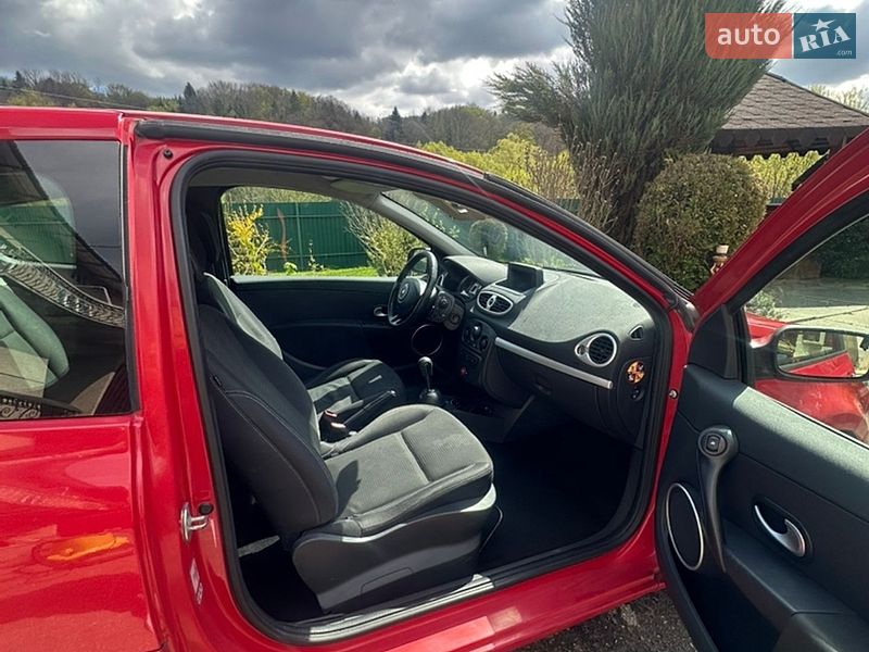 Седан Renault Clio 2010 в Стрые