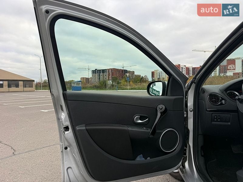 Хэтчбек Renault Clio 2011 в Луцке
