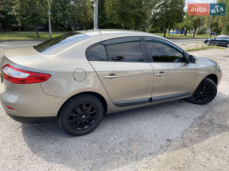 Седан Renault Fluence 2011 в Петропавловской Борщаговке