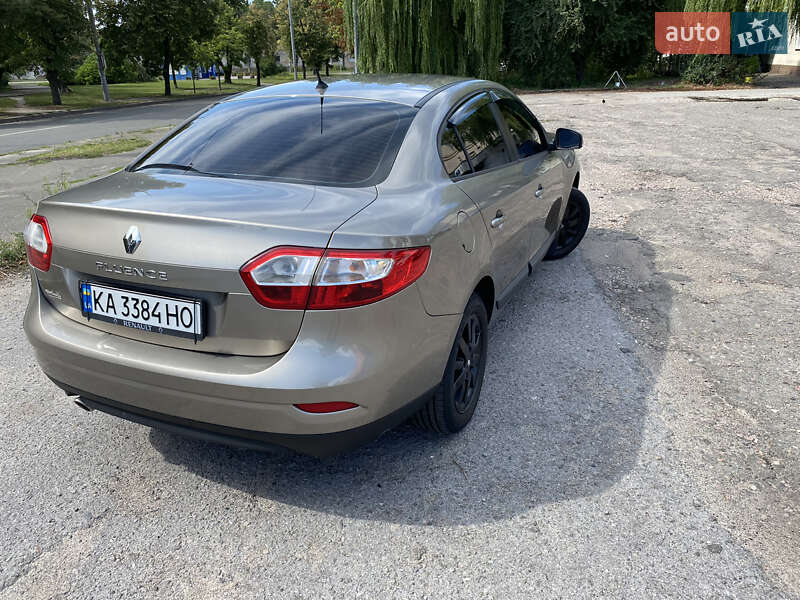 Седан Renault Fluence 2011 в Петропавловской Борщаговке