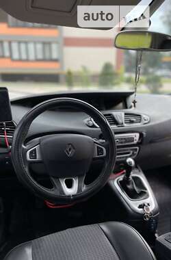 Минивэн Renault Grand Scenic 2012 в 