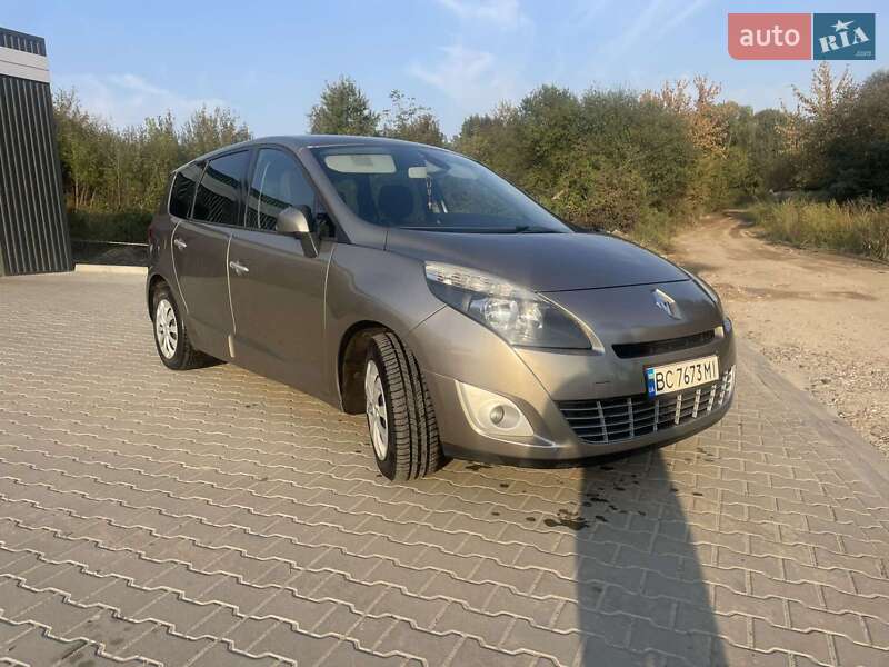 Минивэн Renault Grand Scenic 2011 в 