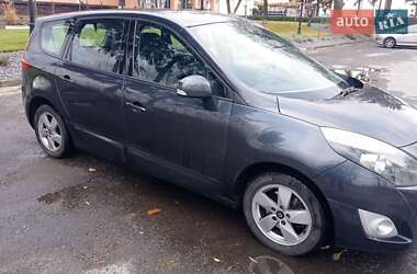 Минивэн Renault Grand Scenic 2011 в 