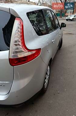 Минивэн Renault Grand Scenic 2010 в 