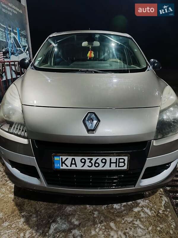 Минивэн Renault Grand Scenic 2011 в 