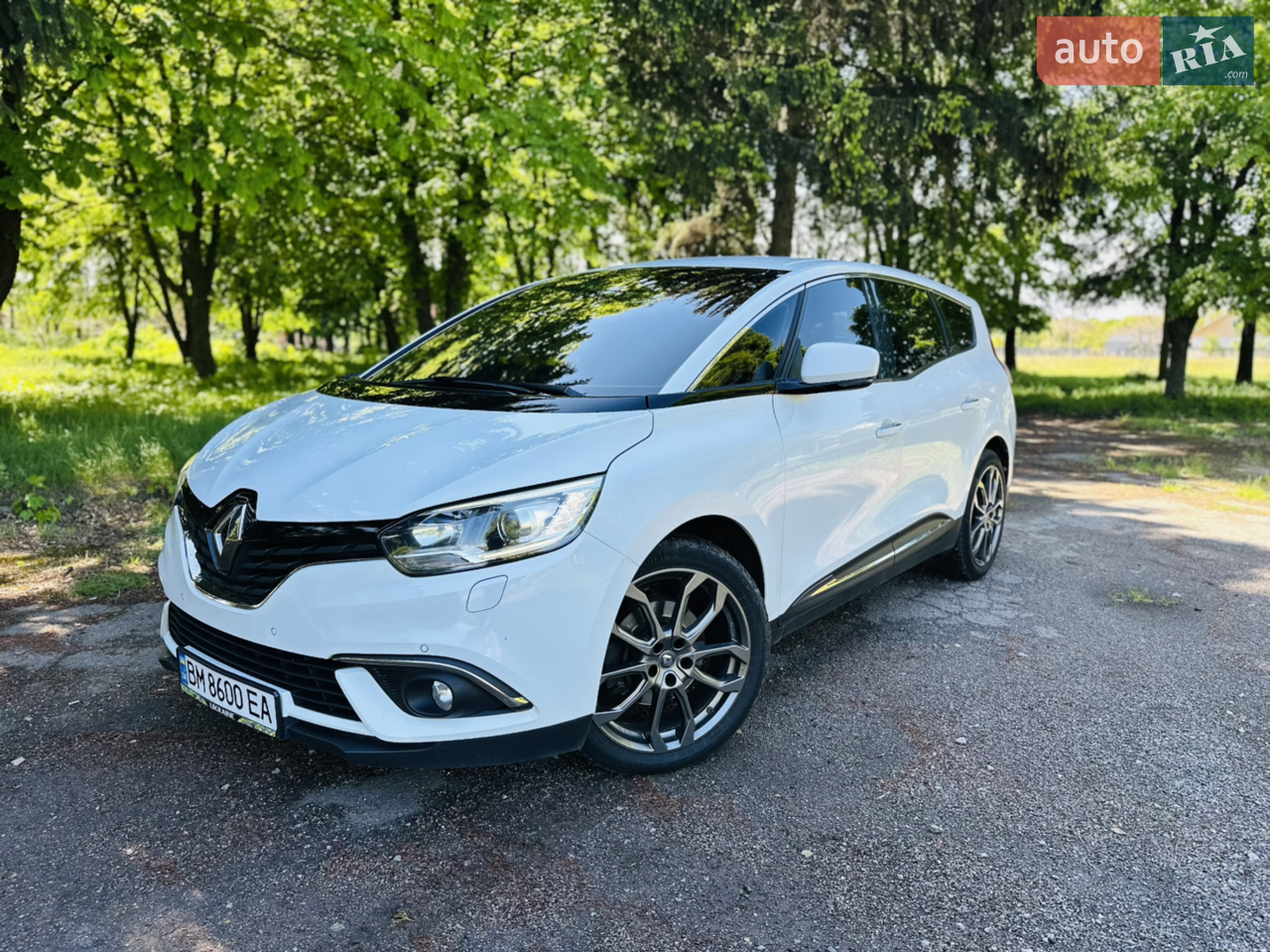 Сімейний автомобіль в ідеальному стані. Зроблено повне ТО **********