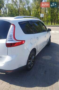 Мінівен Renault Grand Scenic 2013 в 