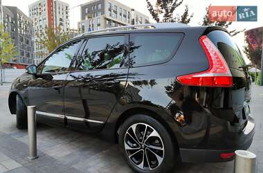 Минивэн Renault Grand Scenic 2015 в 