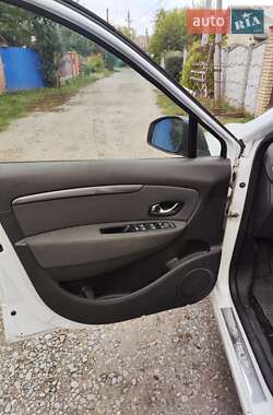 Минивэн Renault Grand Scenic 2015 в 