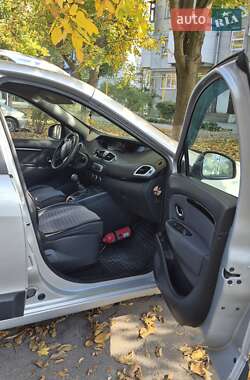 Минивэн Renault Grand Scenic 2012 в 