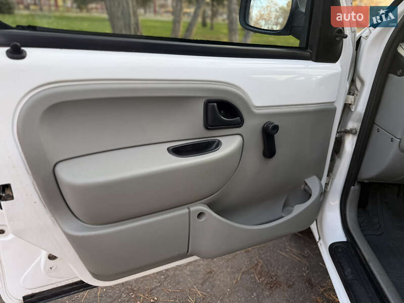 Грузовой фургон Renault Kangoo 2006 в Николаеве