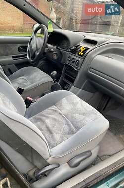 Ліфтбек Renault Laguna 1998 в 