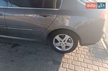Лифтбек Renault Laguna 2010 в 