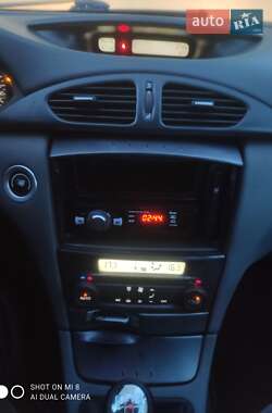 Лифтбек Renault Laguna 2001 в 