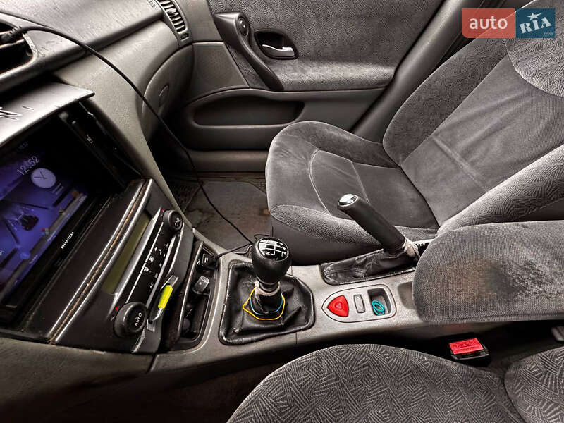 Лифтбек Renault Laguna 2001 в Киеве
