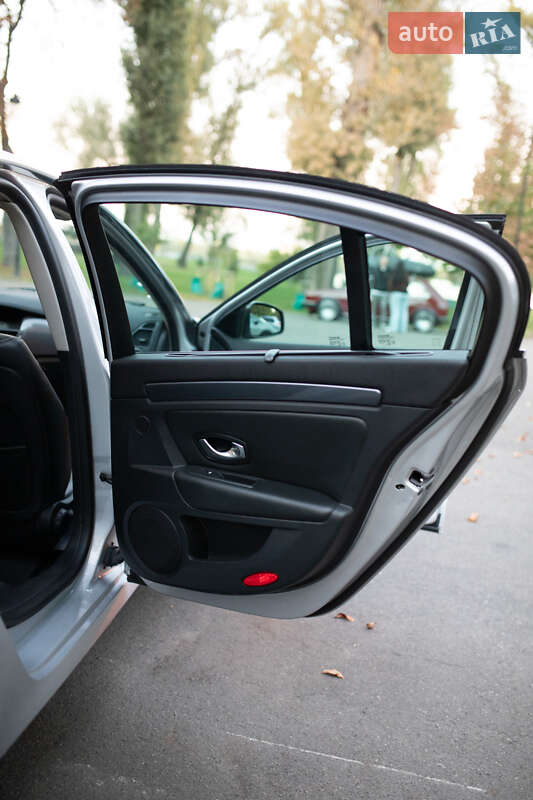 Лифтбек Renault Laguna 2010 в Киеве фото 42 Лифтбек Renault Laguna 2010 в Киеве