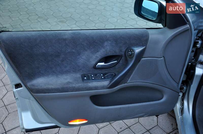 Лифтбек Renault Laguna 2003 в Львове фото 16 Лифтбек Renault Laguna 2003 в Львове