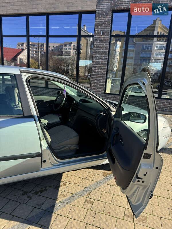 Лифтбек Renault Laguna 2003 в Ивано-Франковске фото 5 Лифтбек Renault Laguna 2003 в Ивано-Франковске